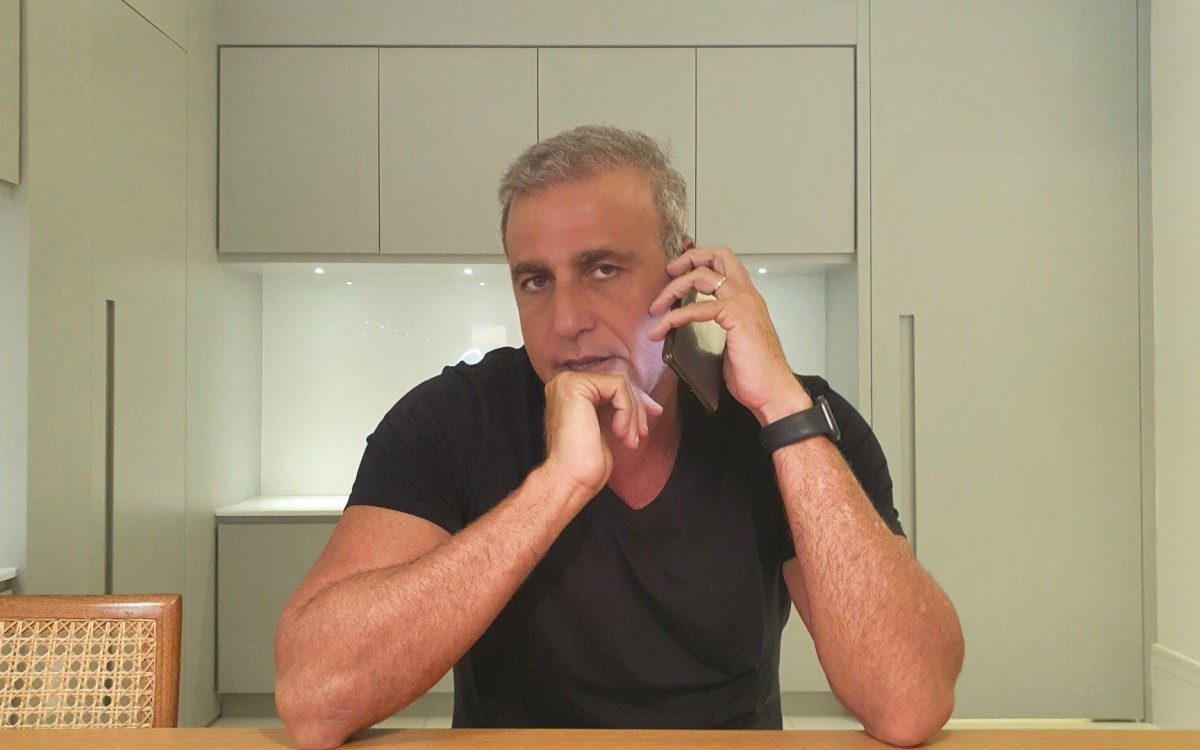 Andr&eacute; Cury atende liga&ccedil;&atilde;o durante entrevista