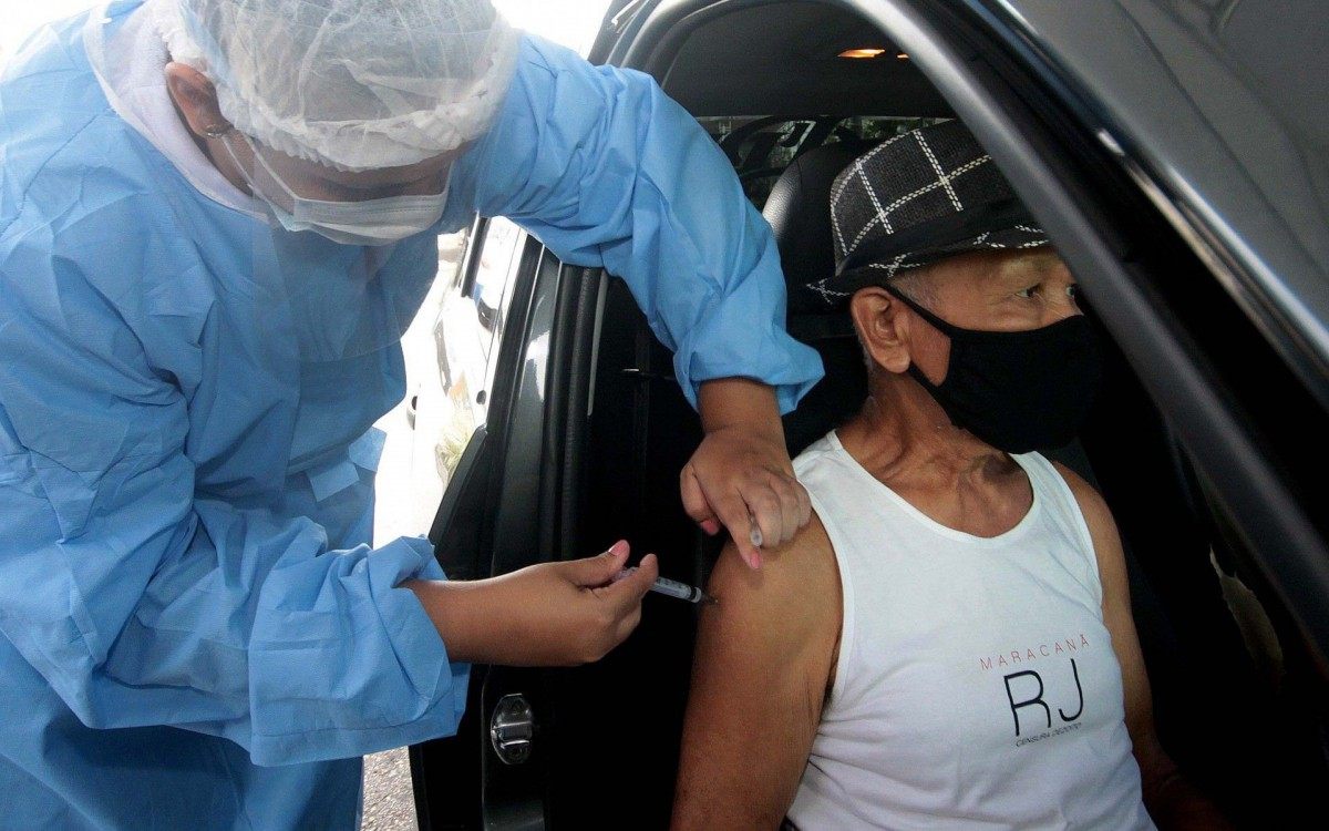 Com mais um posto, aberto semana passada, Nova Igua&ccedil;u vai vacinar pessoas de 63 a 65 anos e profissionais de sa&uacute;de, de 29 a 31