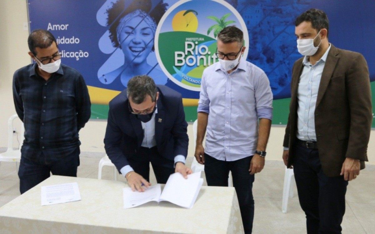 O prefeito Leandro Peixe assinou o conv&ecirc;nio para facilitar o acesso de empres&aacute;rios e empreendedores a linhas de cr&eacute;dito, atrav&eacute;s da AgeRio.