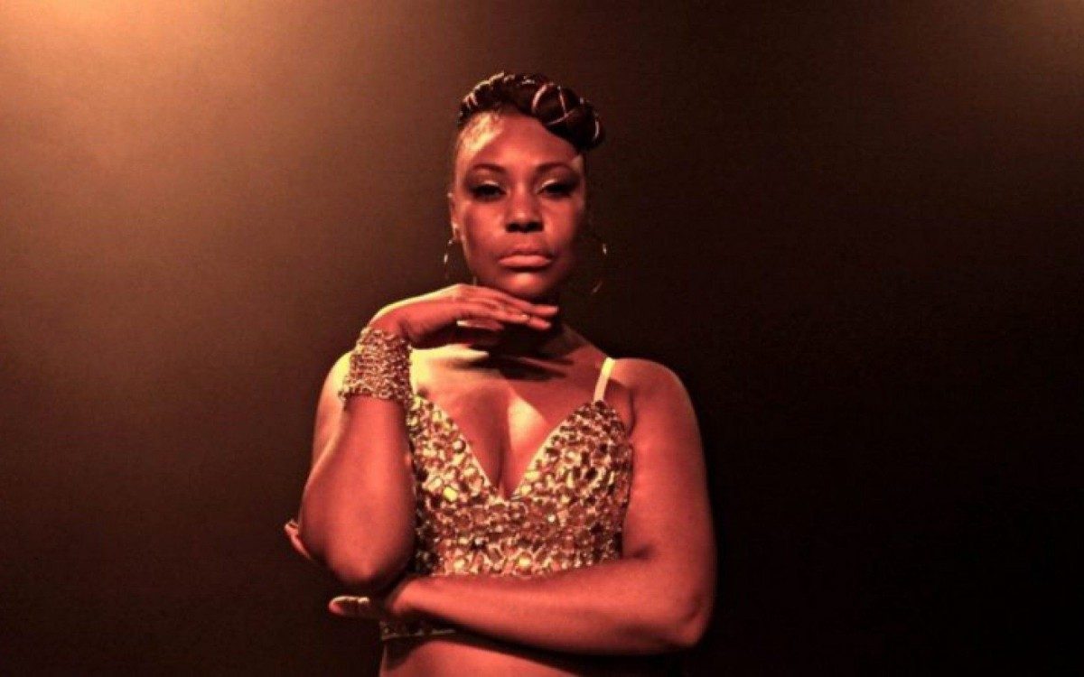 A cantora Fl&aacute;via Souza lan&ccedil;a a m&uacute;sica Cansei, um rap sobre discrimina&ccedil;&atilde;o racial e desigualdade