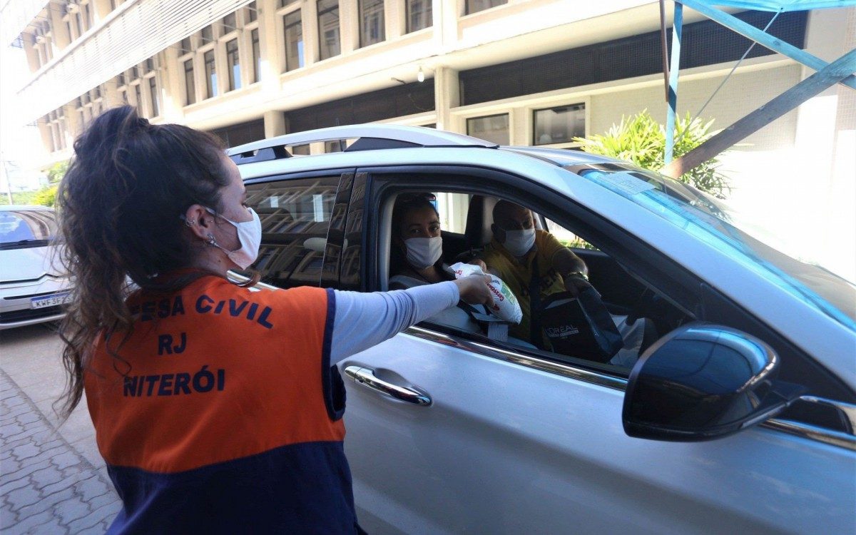 Um povo engajado: niteroienses j&aacute; doaram aproximadamente 2 toneladas de alimentos