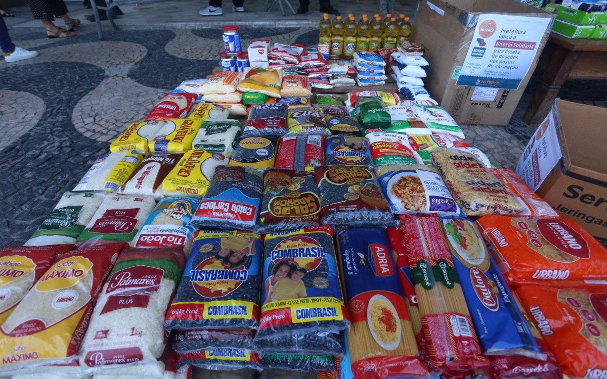 Um povo engajado: niteroienses j&aacute; doaram aproximadamente 2 toneladas de alimentos