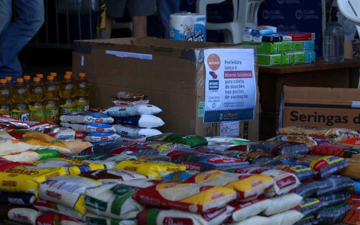 Um povo engajado: niteroienses j&aacute; doaram aproximadamente 2 toneladas de alimentos