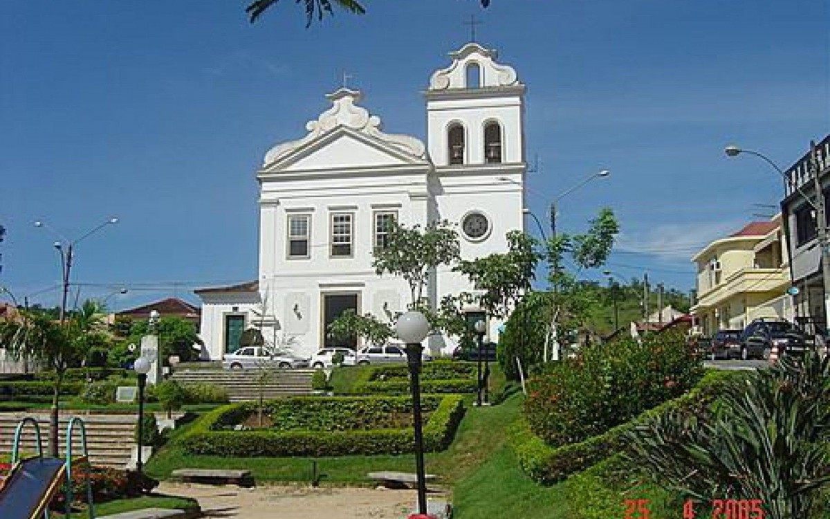 Pra&ccedil;a Fonseca Portela no Centro de Rio Bonito, e o calor de in&iacute;cio de semana.