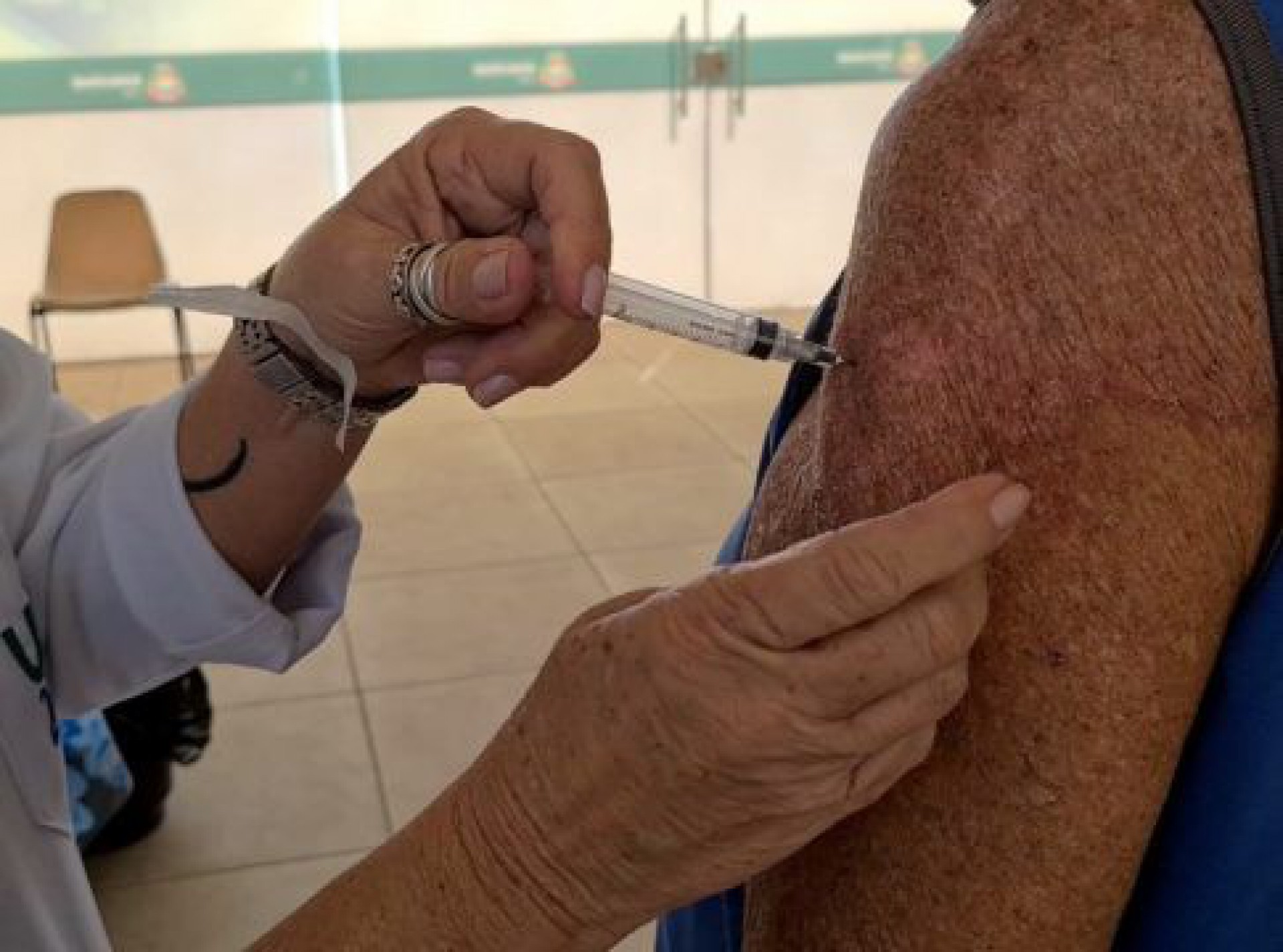 Publicar foto do cart&atilde;o de vacina facilita a&ccedil;&atilde;o de cibercriminosos