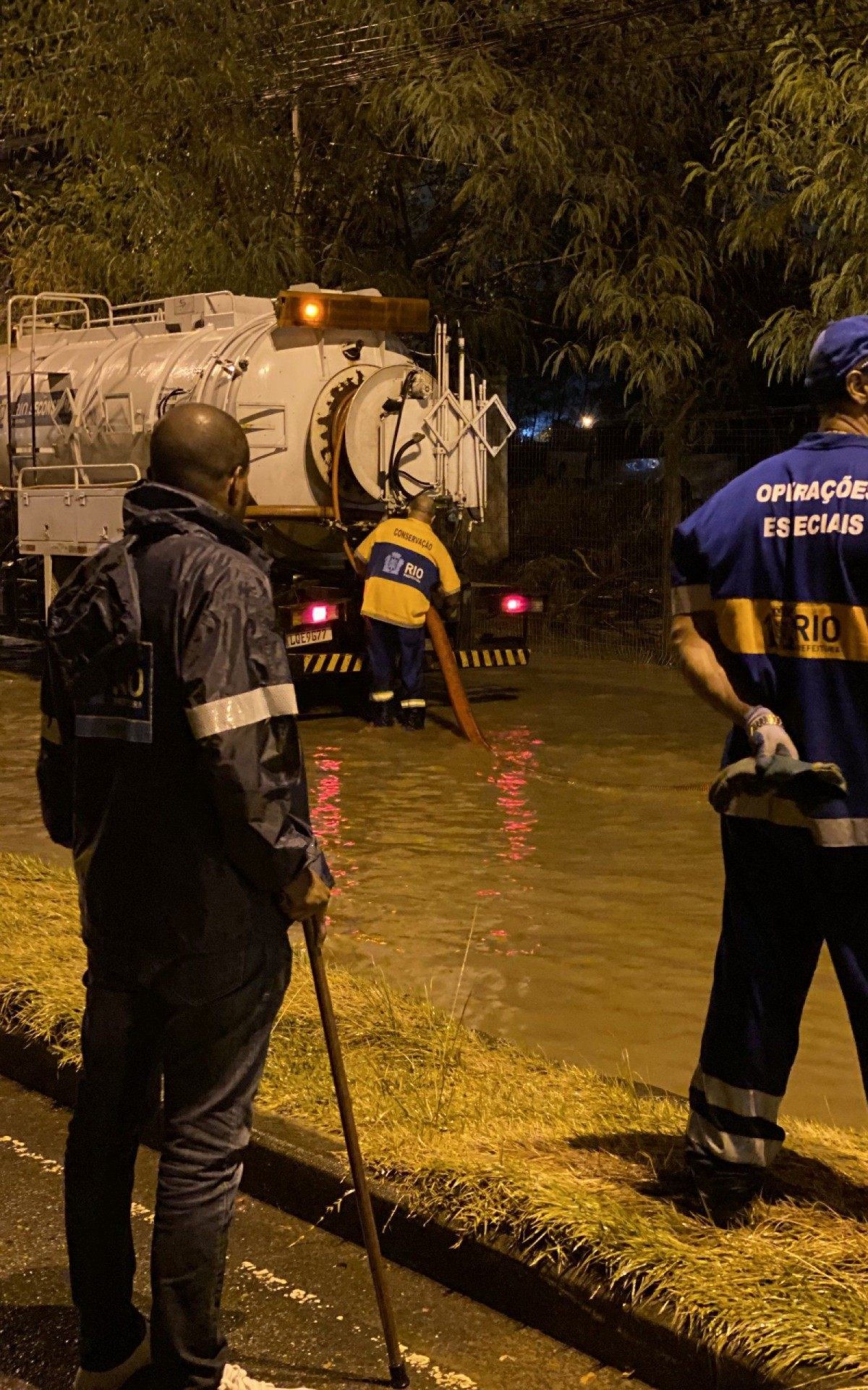 Subprefeito acompanhando a&ccedil;&atilde;o de desobstru&ccedil;&atilde;o em ponto de alagamento na Zoan Oeste