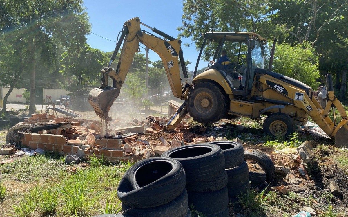 Demoli&ccedil;&atilde;o de constru&ccedil;&atilde;o irregular em Realengo