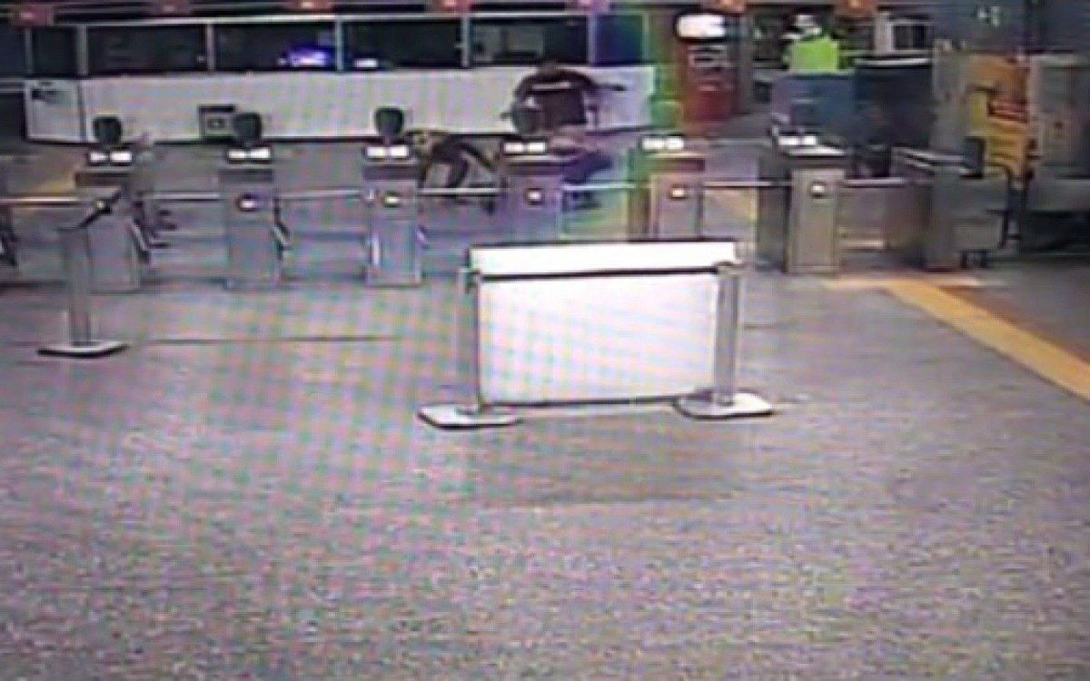 Ambulantes agridem agentes de seguran&ccedil;a do Metr&ocirc;Rio