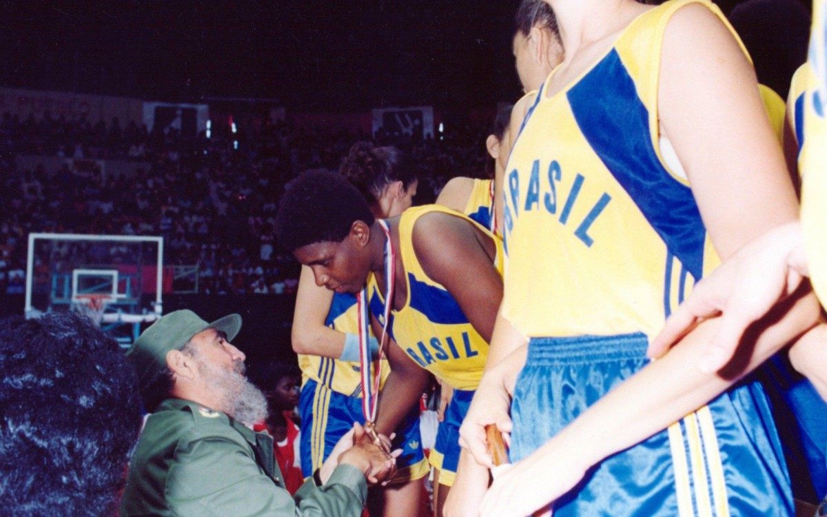 Ruth de Souza recebe de Fidel Castro a medalha de ouro no Pan de Havana, em 1991