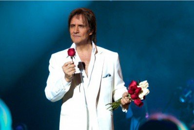 Com sintomas gripais, Roberto Carlos volta a adiar shows no Rio