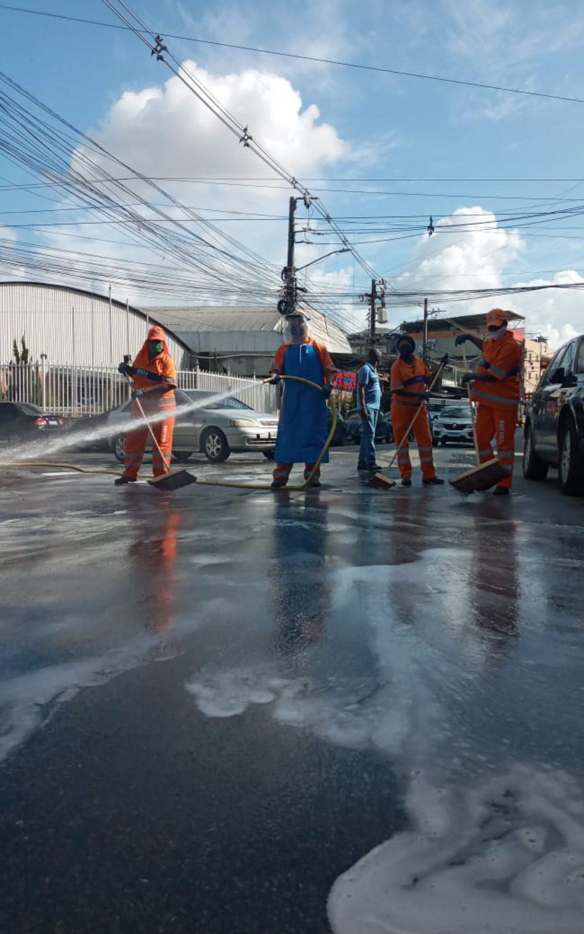 Opera&ccedil;&atilde;o de sanitiza&ccedil;&atilde;o da Comlurb seguiu em mais cinco pontos da cidade