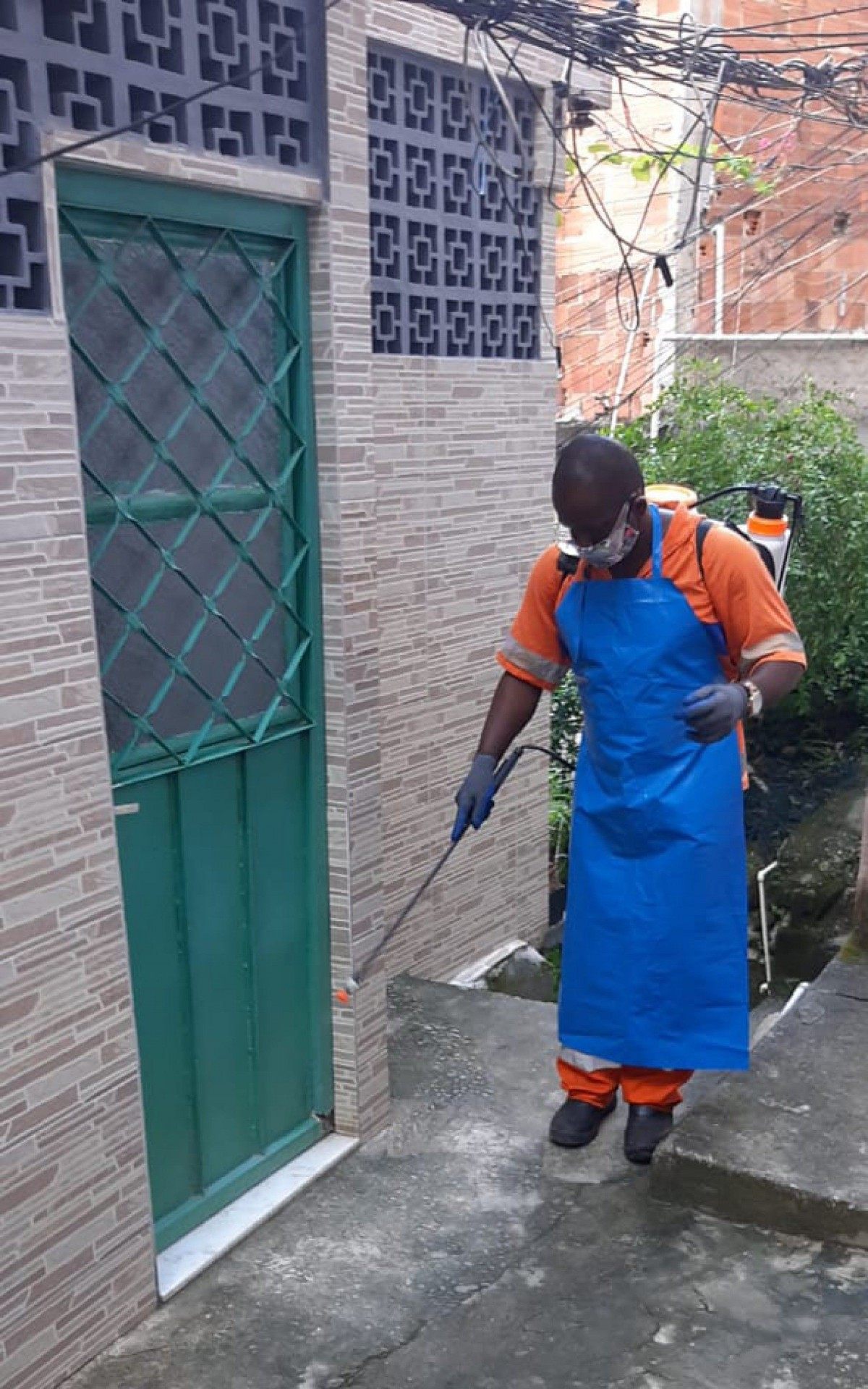 Opera&ccedil;&atilde;o de sanitiza&ccedil;&atilde;o da Comlurb seguiu em mais cinco pontos da cidade