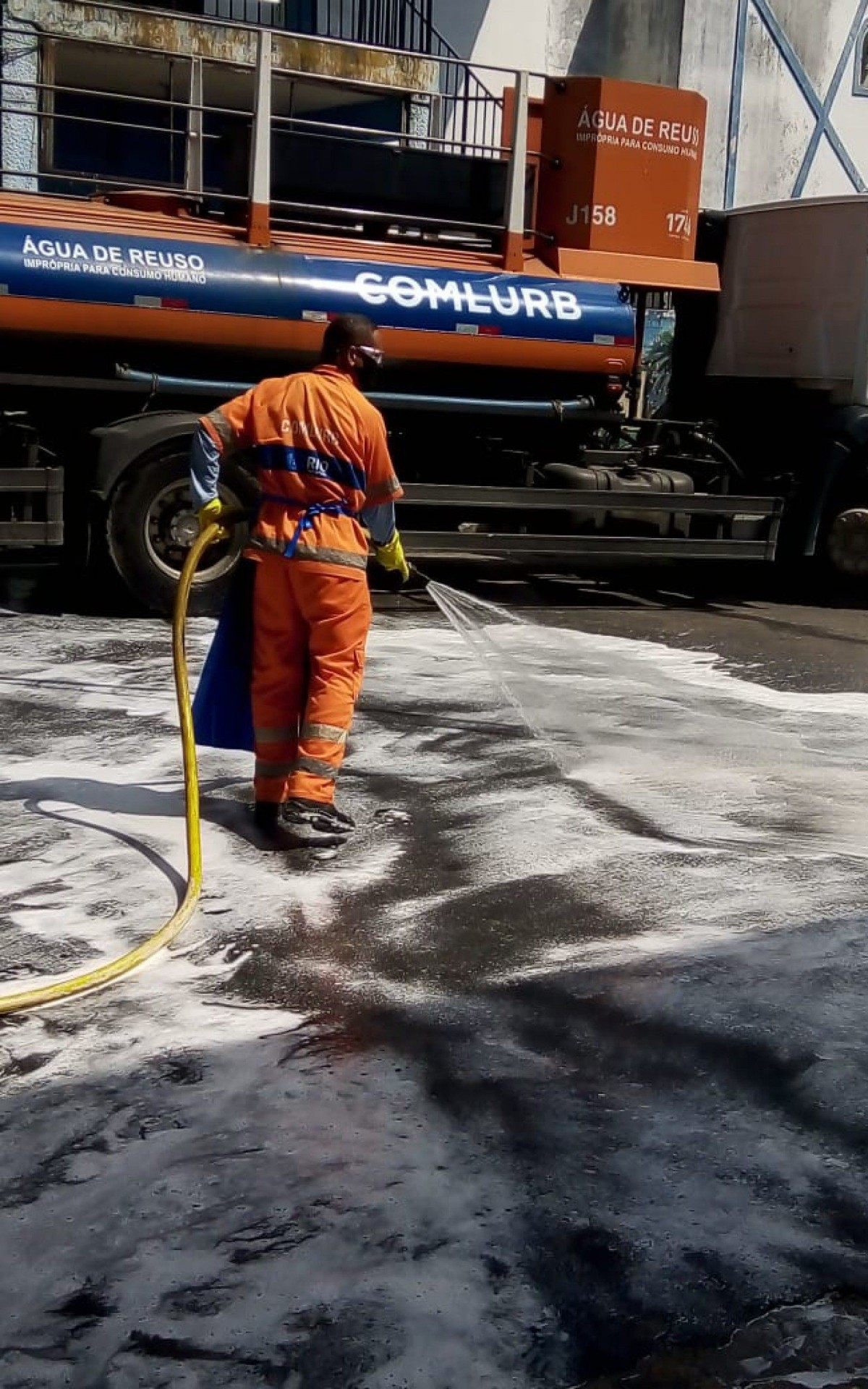 Opera&ccedil;&atilde;o de sanitiza&ccedil;&atilde;o da Comlurb seguiu em mais cinco pontos da cidade