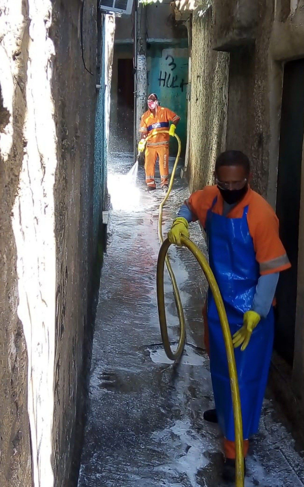 Opera&ccedil;&atilde;o de sanitiza&ccedil;&atilde;o da Comlurb seguiu em mais cinco pontos da cidade