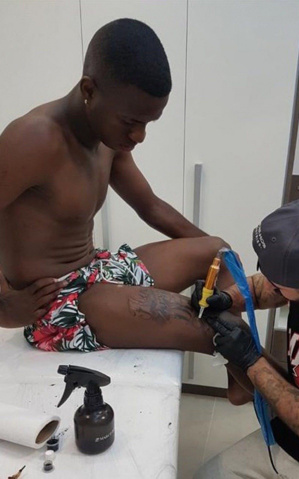 Jhony tatua Vin&iacute;cius Jr, jogador do Real Madrid, na Espanha