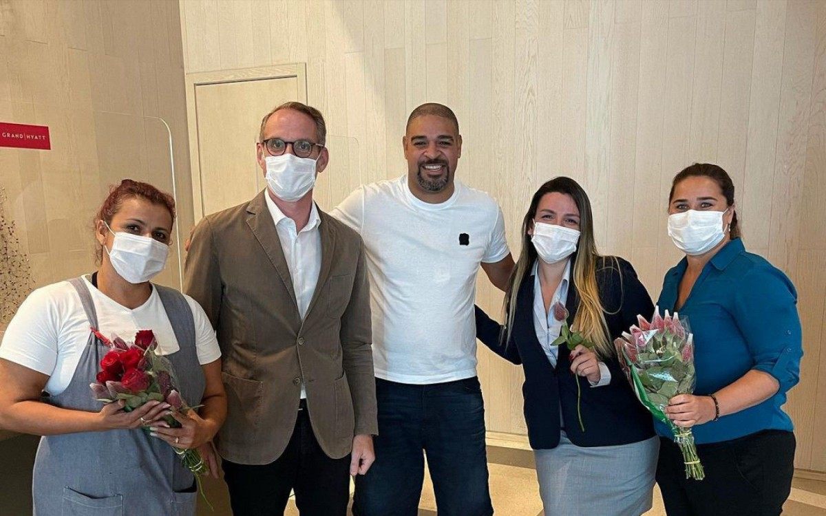 Adriano e os funcion&aacute;rios de um hotel