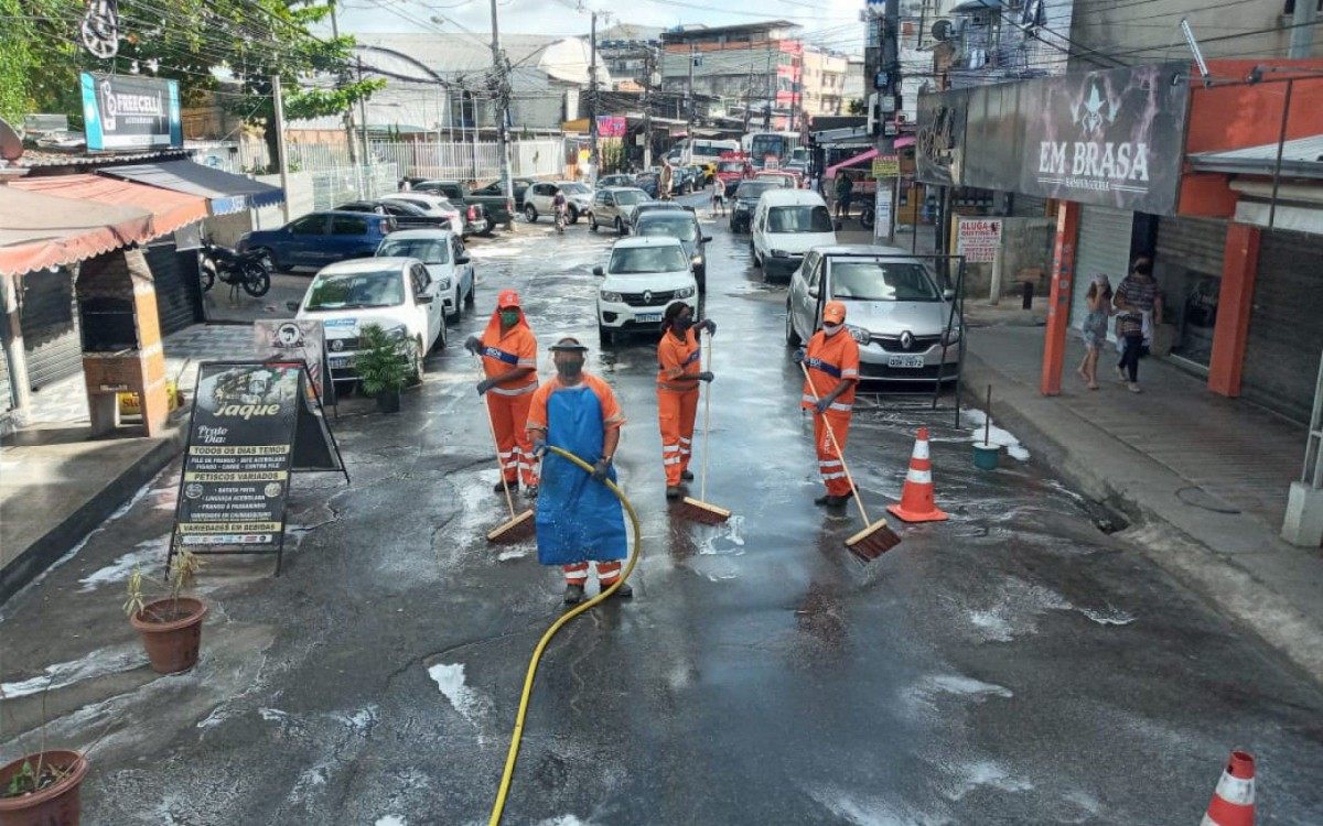Opera&ccedil;&atilde;o de sanitiza&ccedil;&atilde;o da Comlurb seguiu em mais cinco pontos da cidade