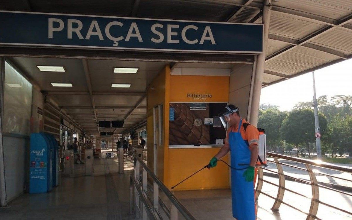 Opera&ccedil;&atilde;o de sanitiza&ccedil;&atilde;o da Comlurb seguiu em mais cinco pontos da cidade