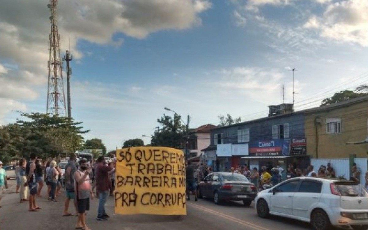 Motoristas que passam pelo local buzinavam em apoio aos manifestantes, que se aglomeravam no local.