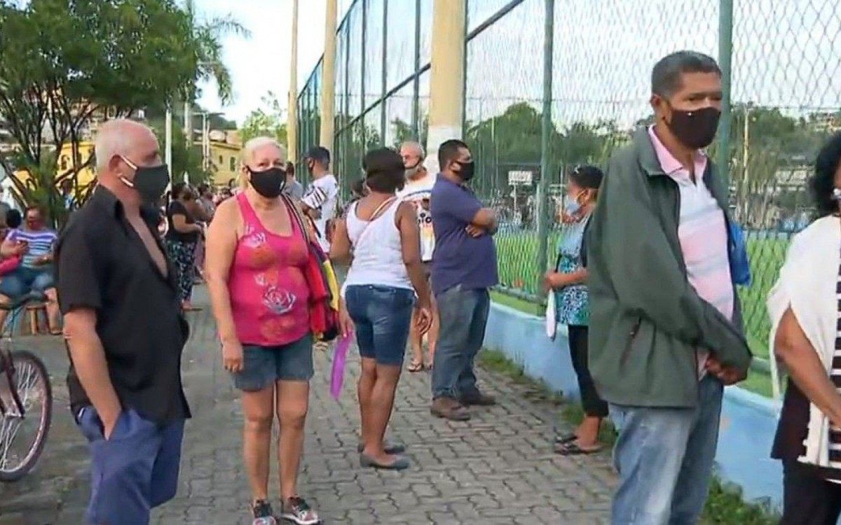 Na manh&atilde; desta quarta (14), uma longa fila havia se formado em um dos locais de vacina&ccedil;&atilde;o para a obten&ccedil;&atilde;o da primeira dose do imunizante na Pra&ccedil;a do Galo, em Duque de Caxias, na Baixada Fluminense