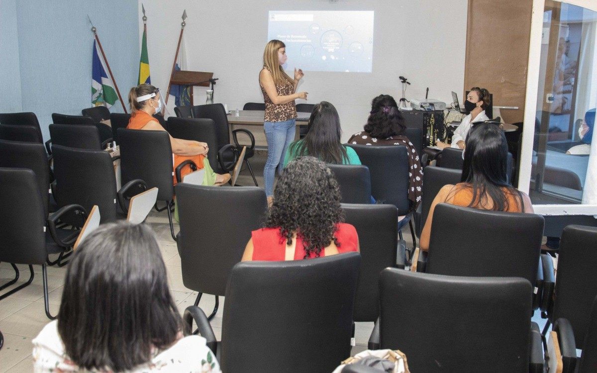 Reuni&atilde;o foi realizada com distanciamento social e uso de m&aacute;scaras