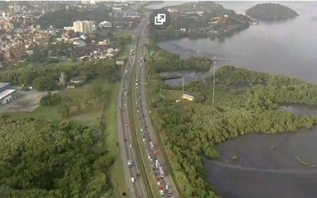 Trânsito em direção à ponte Rio-Niterói