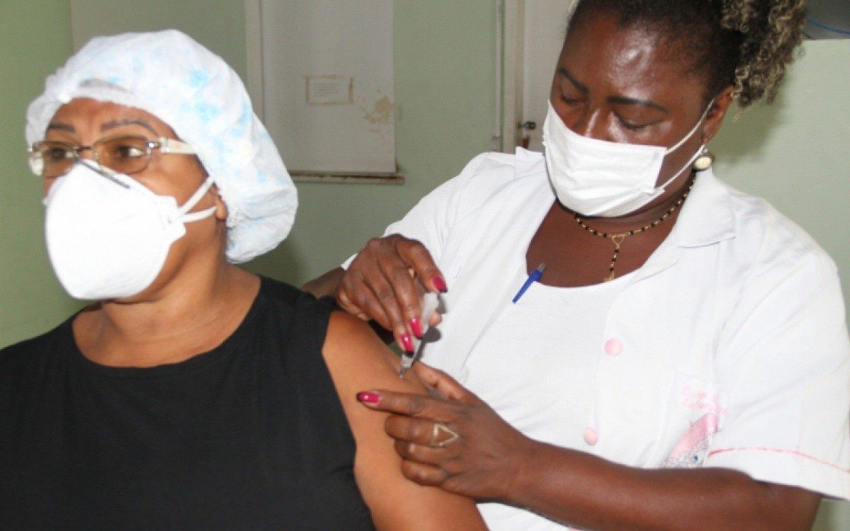 Nesta primeira etapa est&atilde;o sendo vacinados profissionais que atuam na &aacute;rea da sa&uacute;de hospitalar e da aten&ccedil;&atilde;o b&aacute;sica