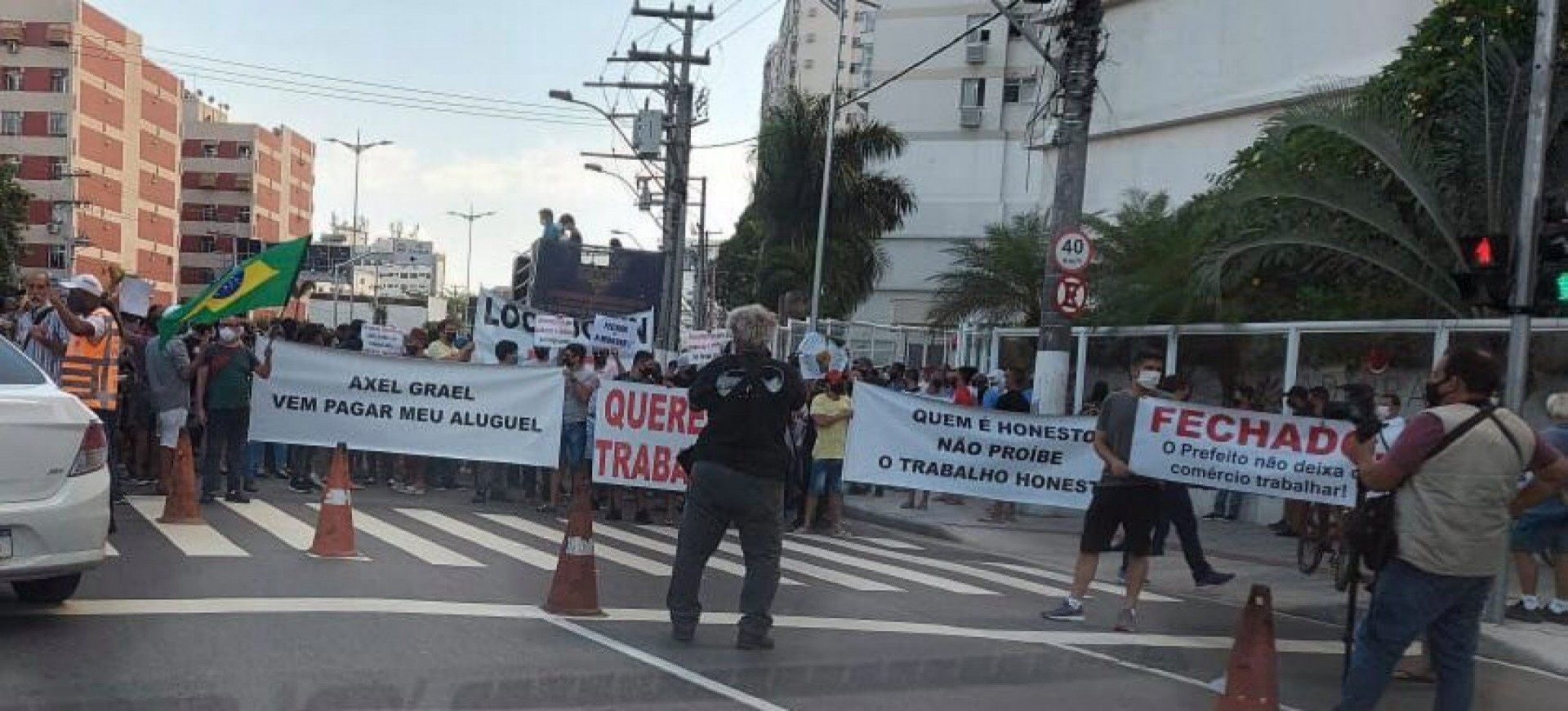 Manifestantes pedem volta das atividades n&atilde;o essenciais em Niter&oacute;i - WhatsApp O DIA