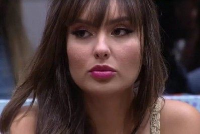 Thaís fala sobre dificuldade de falar em público