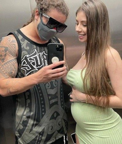 Noiva de Whindersson rebate críticas por não usar sutiã em fotos - Reprodução Internet