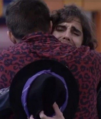 Arthur e Fiuk se abraçam após a eliminação de Thais - Reprodução