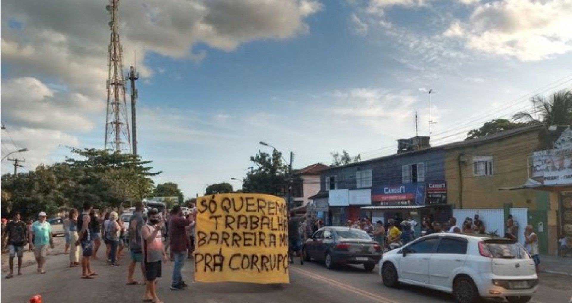 Moradores de Tamoios protestam contra barreira sanit&aacute;ria