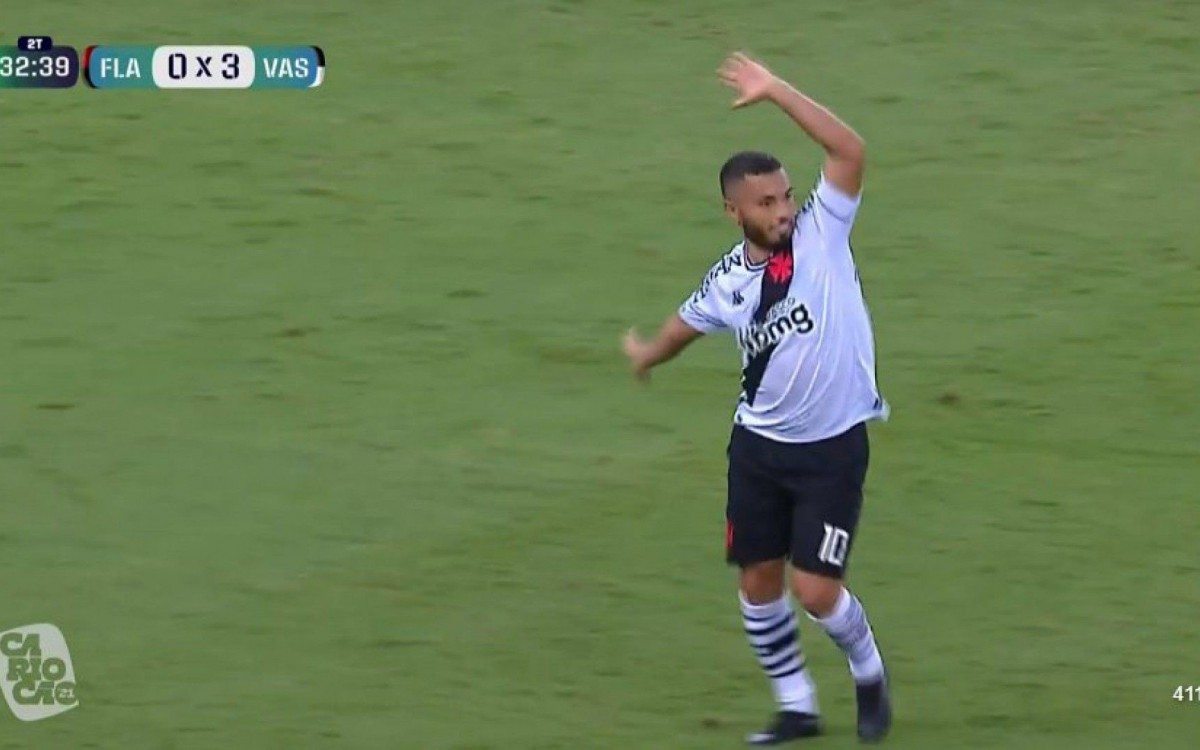 &Agrave; la Edmundo, Morato cai nas gra&ccedil;as da torcida por bela exibi&ccedil;&atilde;o e comemora&ccedil;&atilde;o em homenagem ao &iacute;dolo