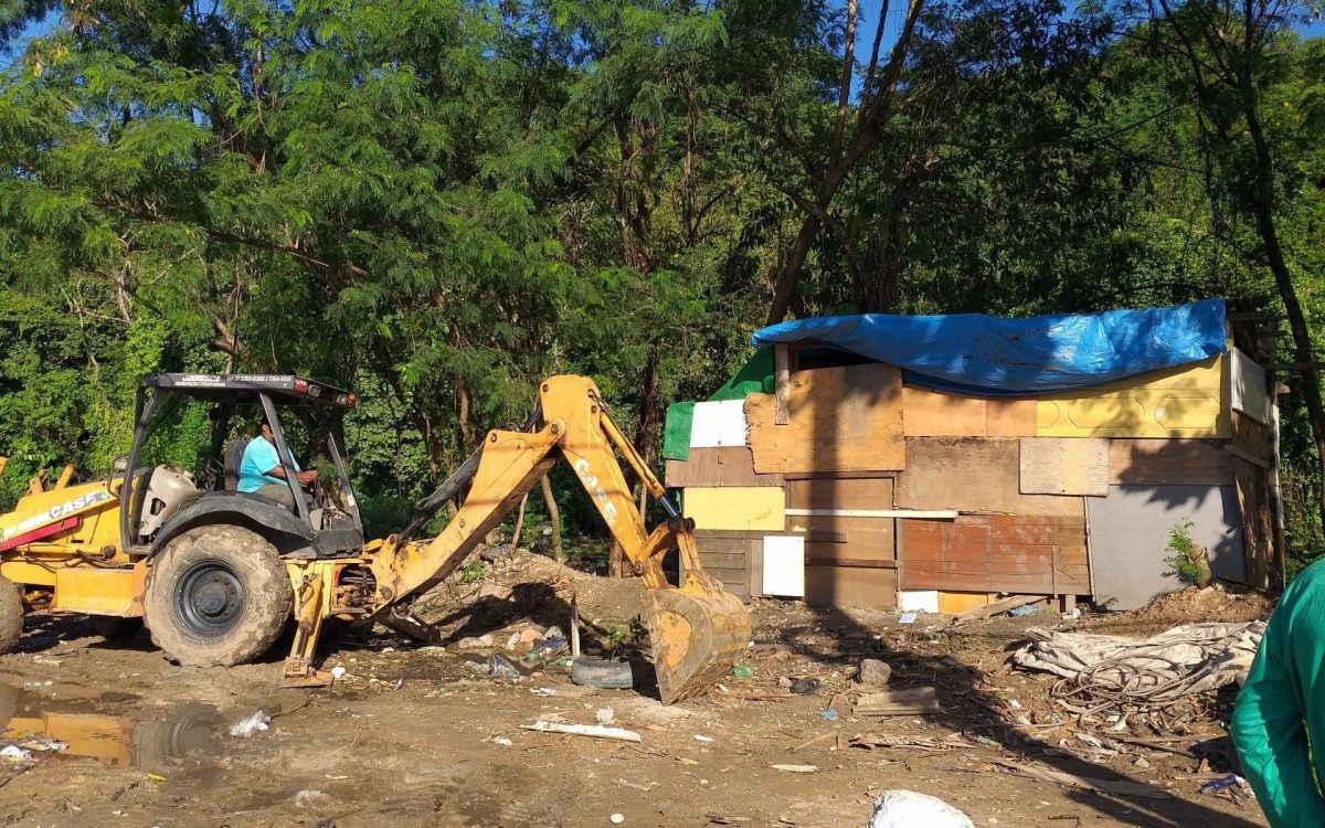 Subprefeitura de Jacarepagu&aacute; e SMAC remove barracos pela segunda vez em &aacute;rea ambiental na Pra&ccedil;a Seca
