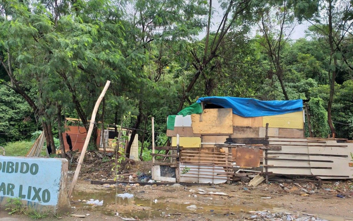 Subprefeitura de Jacarepagu&aacute; e SMAC remove barracos pela segunda vez em &aacute;rea ambiental na Pra&ccedil;a Seca