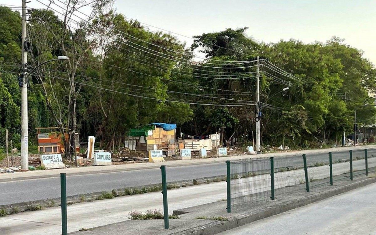Subprefeitura de Jacarepagu&aacute; e SMAC remove barracos pela segunda vez em &aacute;rea ambiental na Pra&ccedil;a Seca