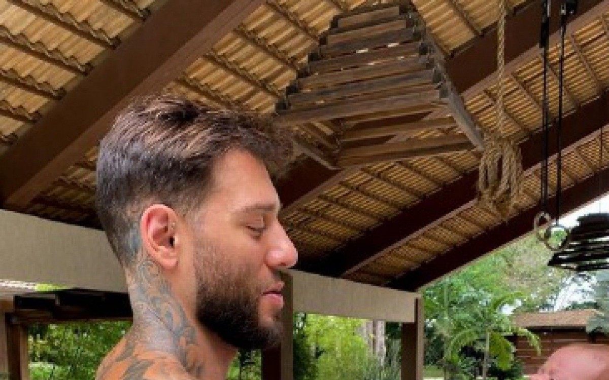 Lucas Lucco com o filho (E, abaixo) e a mulher: "Amor, alegria, alívio", diz