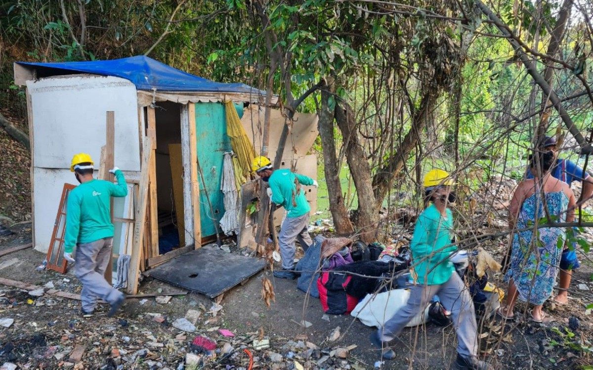 Subprefeitura de Jacarepaguá e SMAC remove barracos pela segunda vez em área ambiental na Praça Seca - Subprefeitura de Jacarepaguá / Divulgação