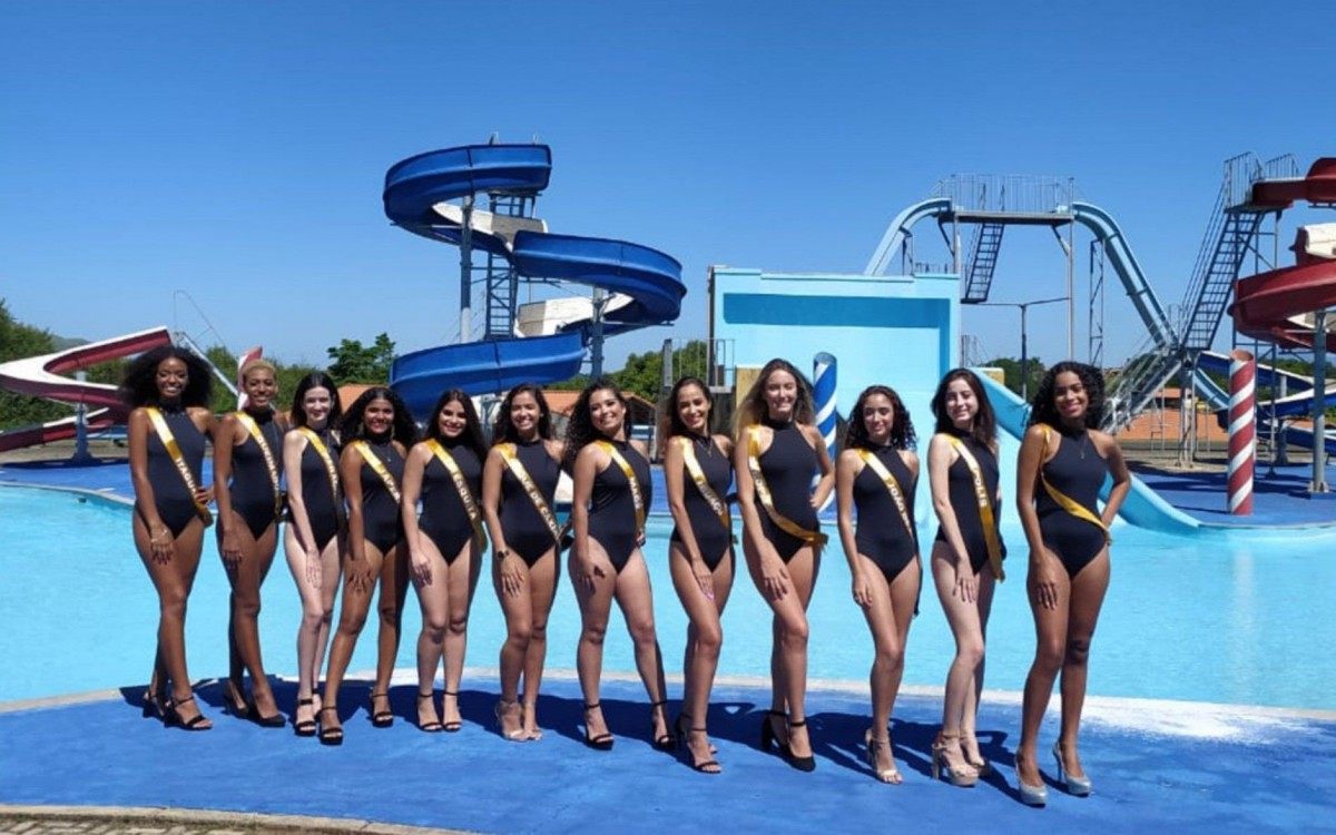 Modelos do Miss Baixada Fluminense em trajes de banho
