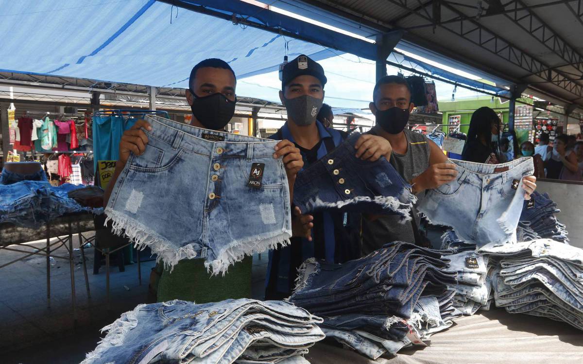Geral - Movimenta&ccedil;ao comercio na zona oeste. Na foto, Wallace Araujo, a esquerda, de blusa verde, com colegas de trabalho, no cal&ccedil;adao de Bangu.