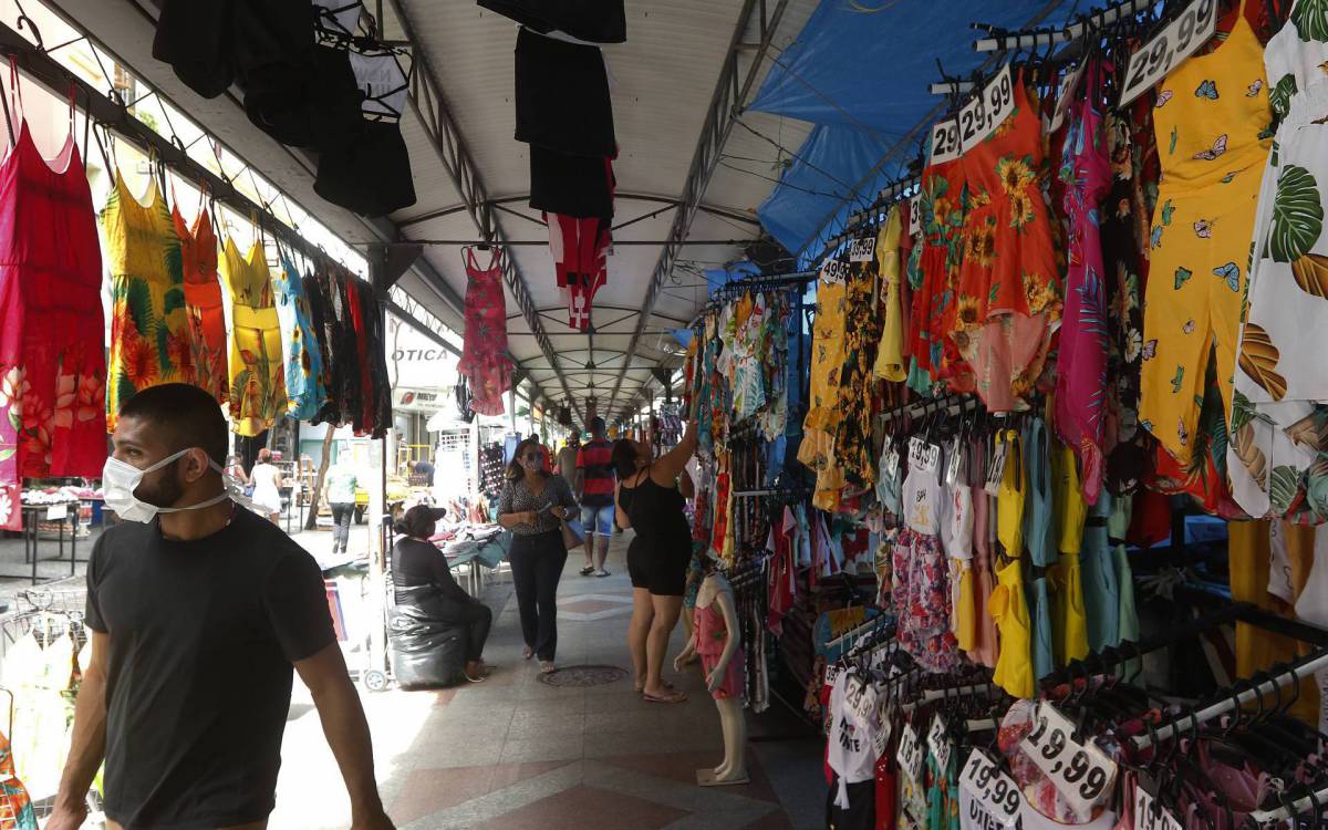 Geral - Movimenta&ccedil;ao comercio na zona oeste. Na foto, comercio no cal&ccedil;adao de Bangu.