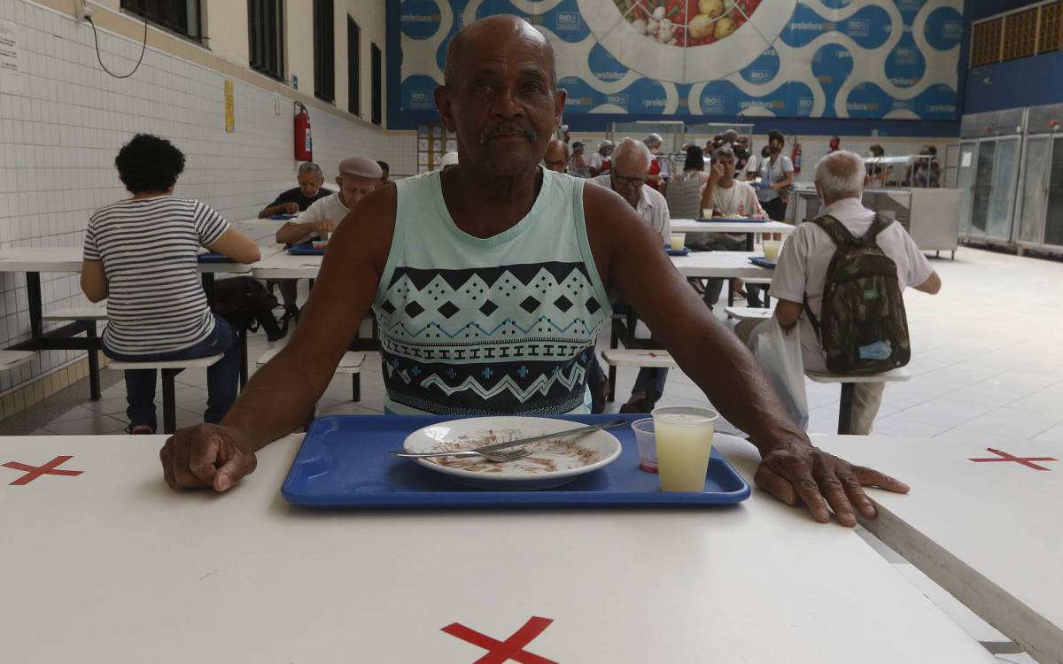 Geral - Movimentaçao comercio na zona oeste. Na foto, Paulo Gerson, no restaurante polupar em Campo Grande. - Reginaldo Pimenta / Agencia O Dia
