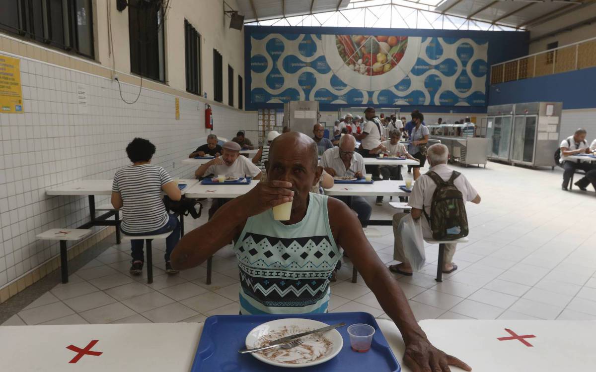 Geral - Movimenta&ccedil;ao comercio na zona oeste. Na foto, Paulo Gerson, no restaurante polupar em Campo Grande.