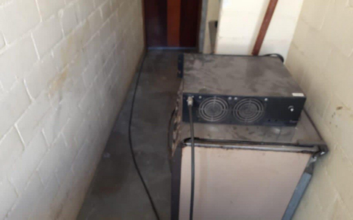 No momento da apreens&atilde;o, r&aacute;dio estava em funcionamento de forma remota