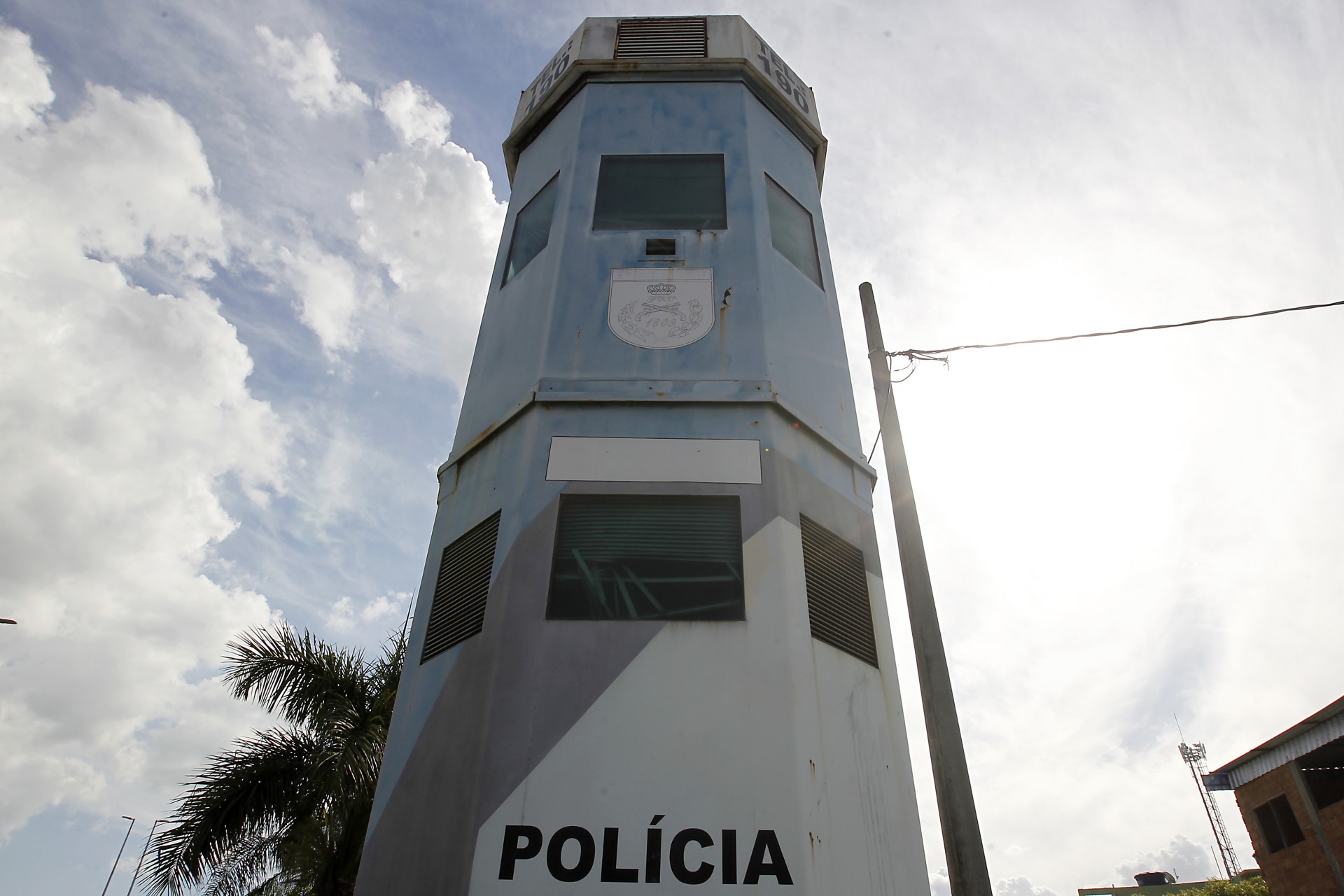 Cabines da PM ficam desativadas em vias expressas do Rio. Na foto acima, a Base da PM na Linha Amarela na altura de Pilares - Luciano Belford/Agência O Dia
