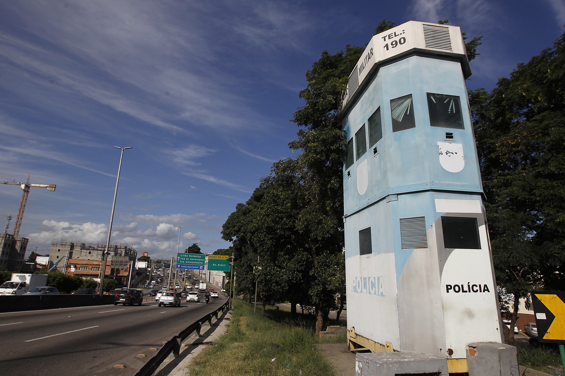 Cabines da PM ficam desativas em vias expressas do Rio. Na foto acima a Base da PM na Linha Amarela, na altura de Bonsucesso - Luciano Belford/Agência O Dia