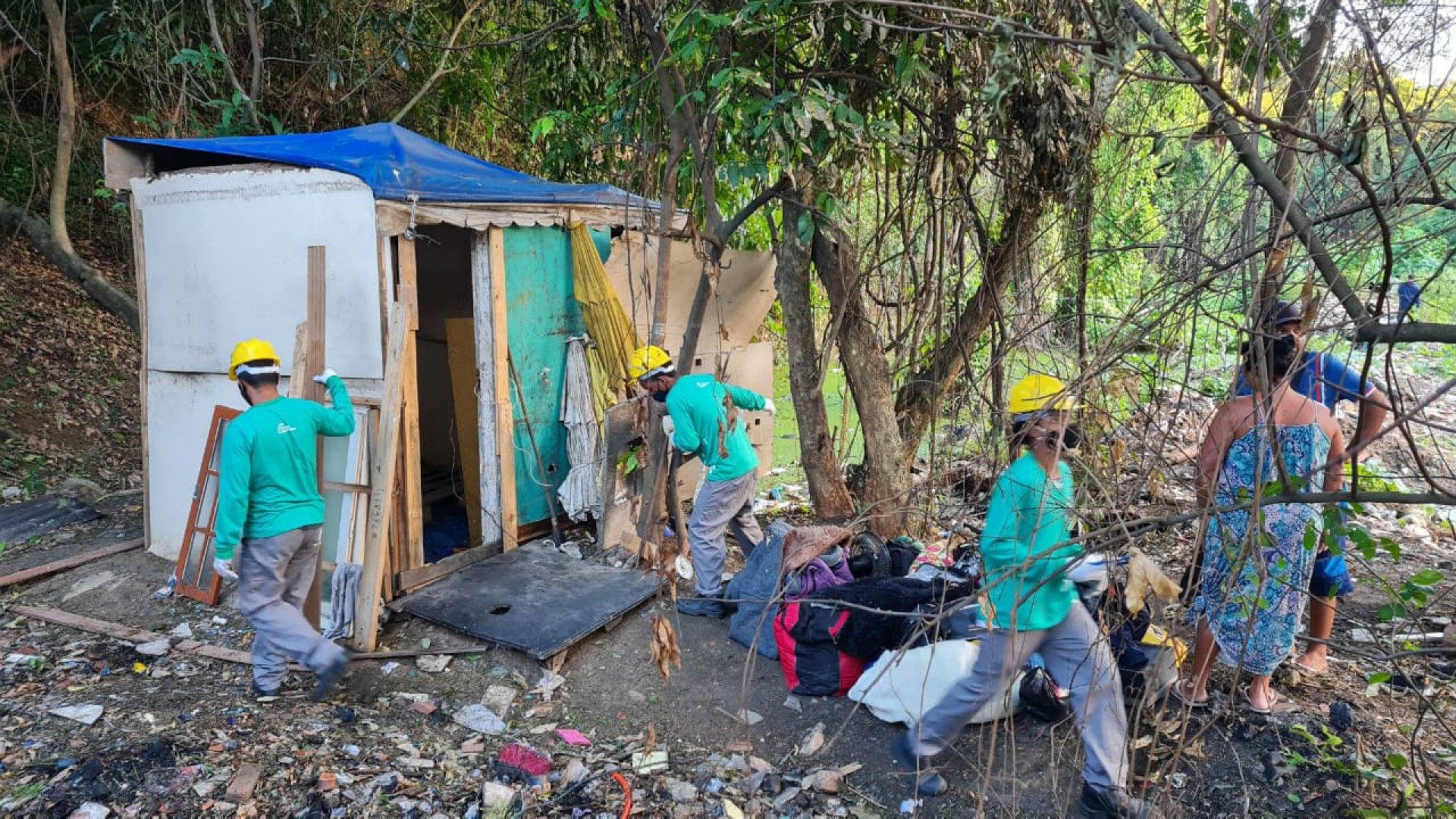 Prefeitura do Rio derruba constru&ccedil;&otilde;es irregulares na Zona Oeste