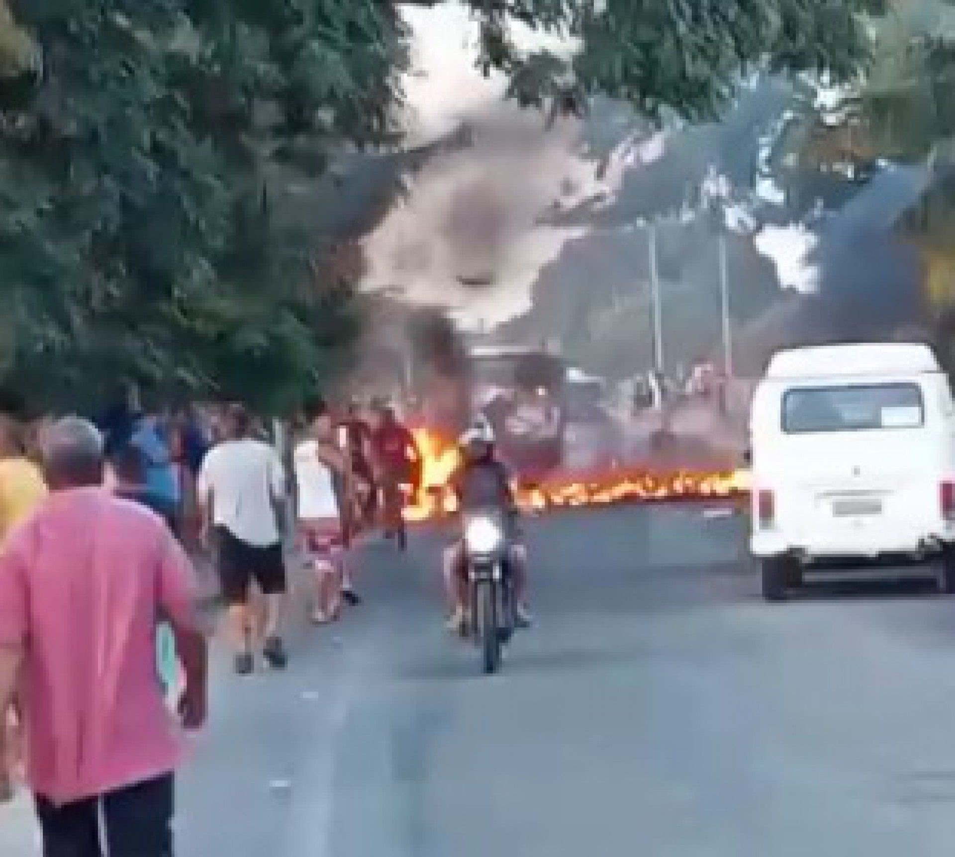 Manifestantes voltam a protestar contra barreira sanitária de Barra de São João