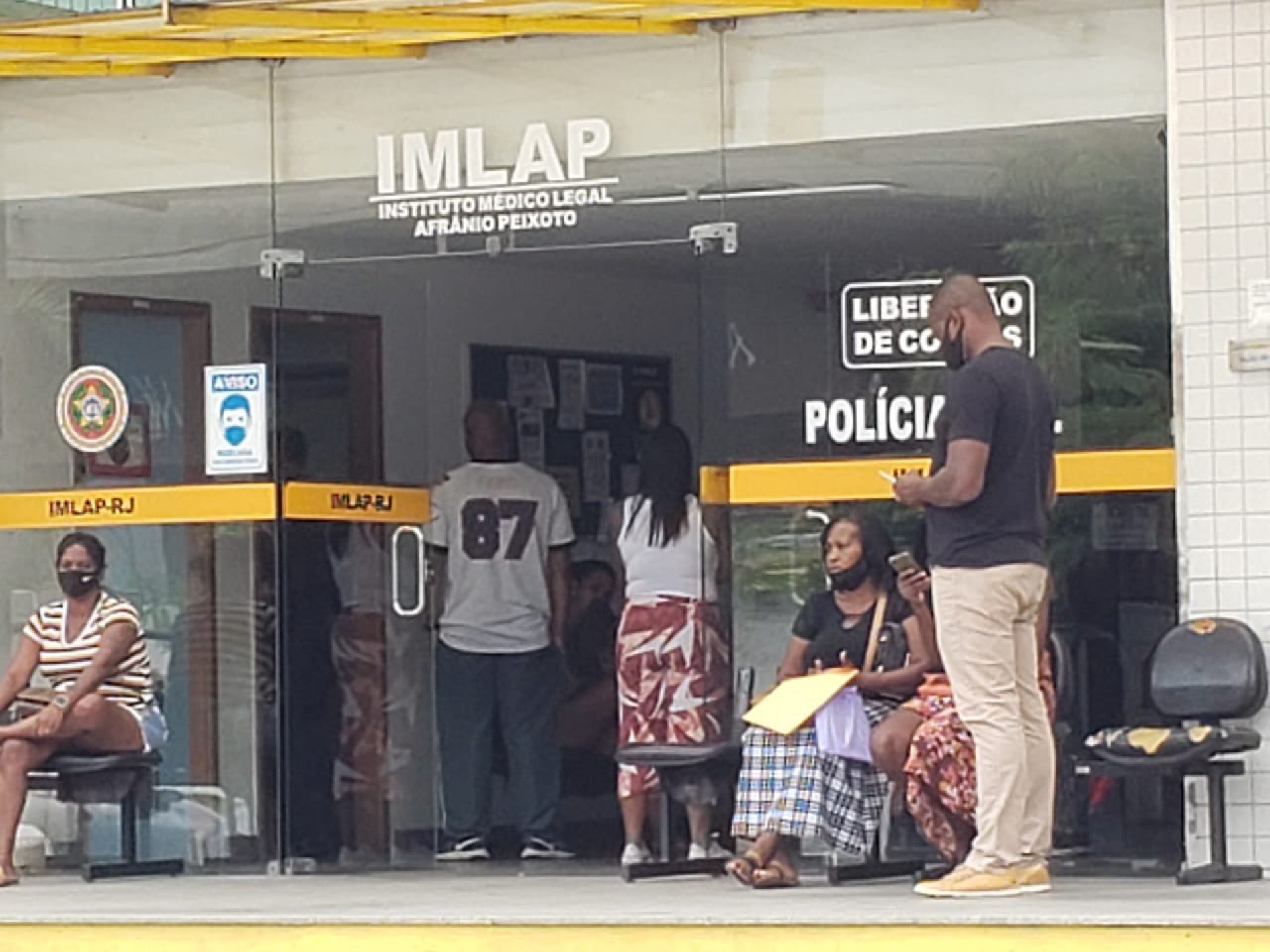 Familiares e colegas estiveram no IML para reconhecimento do corpo - Beatriz Perez/ Agência O DIA