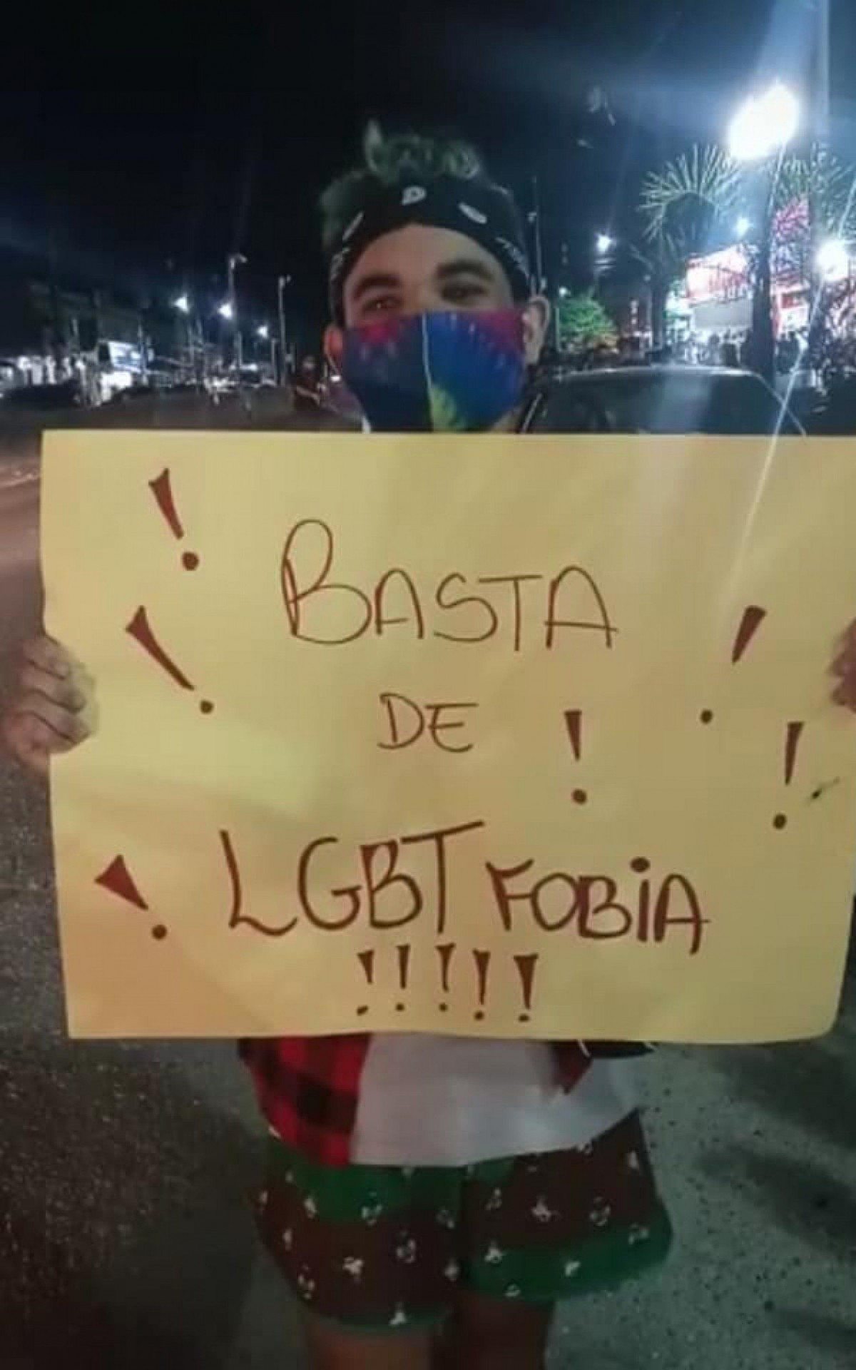 Jovem &eacute; agredido com socos e tapas por pais de namorado em Maric&aacute;